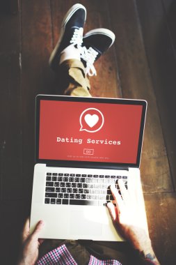 bilgisayarda çalışan adam