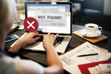 bilgisayar ile çalışan kadın