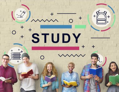 bir grup insan kitap okuma  