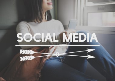 pencerede oturan kadın 