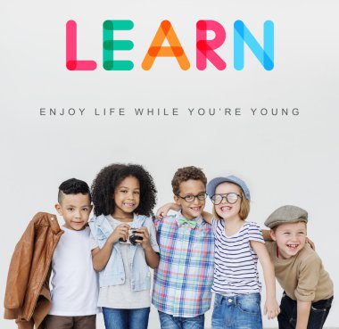 Çocuklar gülüyor ve eğlenin