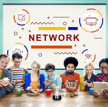 Dijital aygıtlar kullanan insanlar