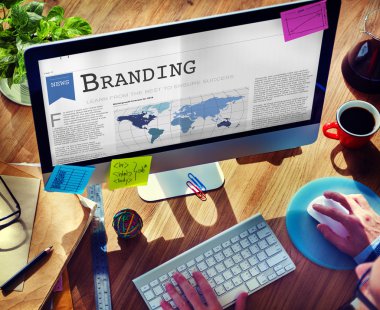 Bilgisayar kullanan adam 