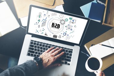 Laptop klavyesinde yazan kişi 