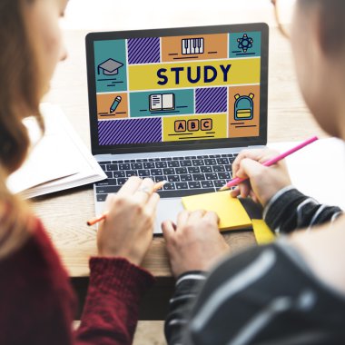 Bilgisayarla çalışma kızlar