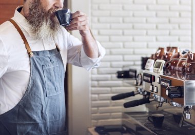 Kafede kahve içme Barista