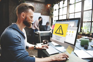 bilgisayarda çalışan adam