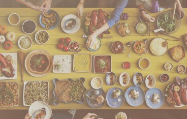 arkadaşlar büyük tablo için yemek