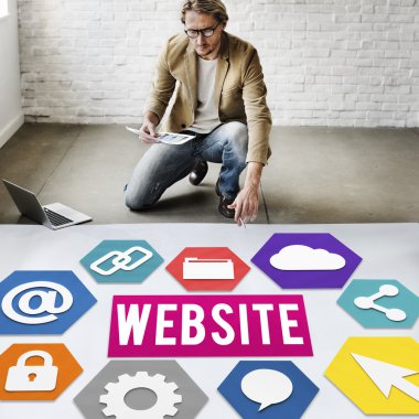 Web ile çalışan iş adamı