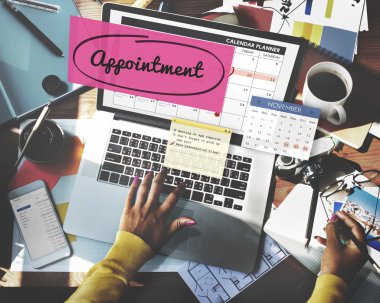 Dizüstü bilgisayarla çalışan kadın