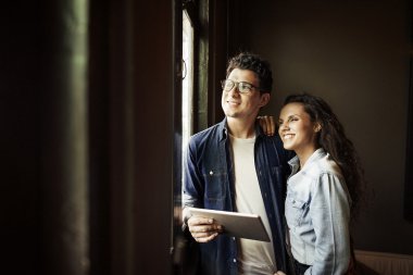 Güzel çift vitrinlere bakıyor