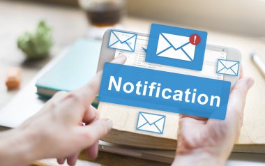 Akıllı telefon elinde tutan kişi