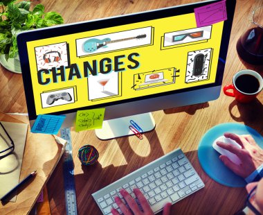 Bilgisayar kullanan adam 