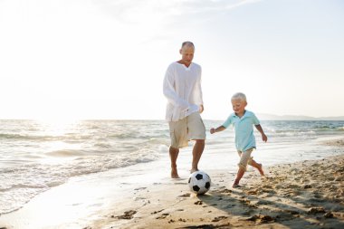 Baba oğul top oynuyorlar.