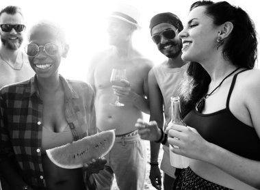 neşeli arkadaşları dışarı asılı 