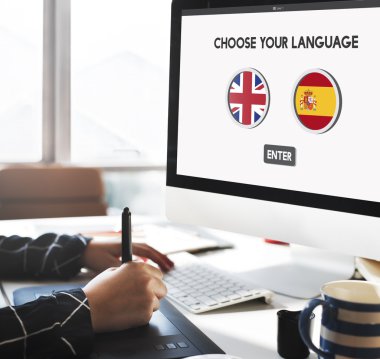 kişi bilgisayar ile çalışma