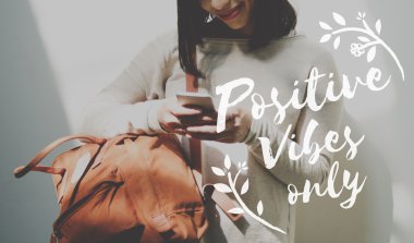 Sırt çantalı genç kadın.