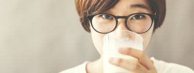 Genç kadın içki içecek