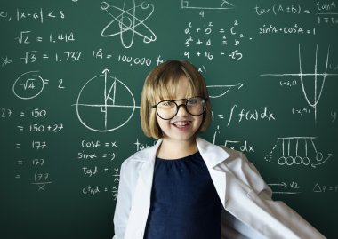 Blackboard yakınındaki sevimli kız