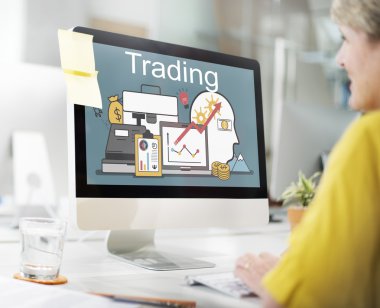 bilgisayar ile çalışan kadın