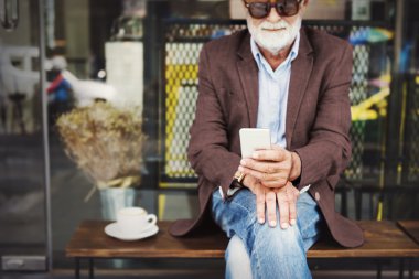 Seniore adam akıllı telefon ile