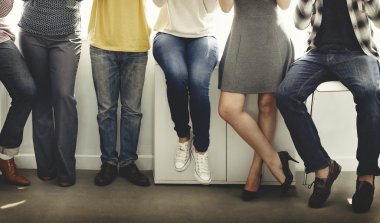 insanlar birlikte ayakta