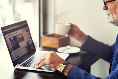 İşadamı kafede dizüstü bilgisayar ile çalışma