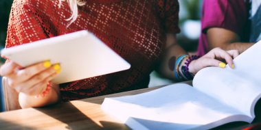 Öğrenciler birlikte okuyorlar. 