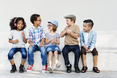 Çocuklar gülüyor ve eğlenin