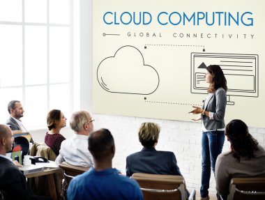 İş arkadaşları birlikte çalışıyor.