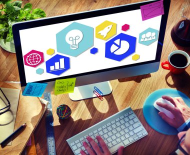 Bilgisayar kullanan adam