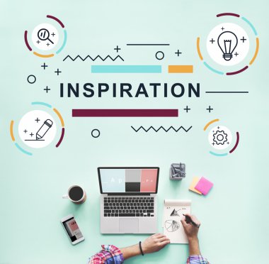 laptop ile çalışan kişi 