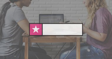 arkadaşlar fikirleri tartışmak