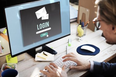 Ofiste çalışan bilgisayar adamla