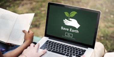 İnsanlar internet'te sörf 