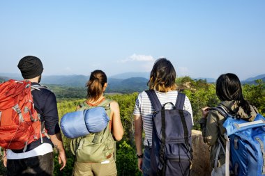 Doğada yürüyüş insanlar