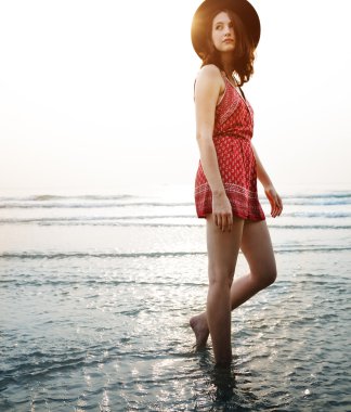 Kız yaz sahilde yürüyüş 