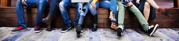 Gruppe von Menschen, die zusammen sitzen — Stockfoto