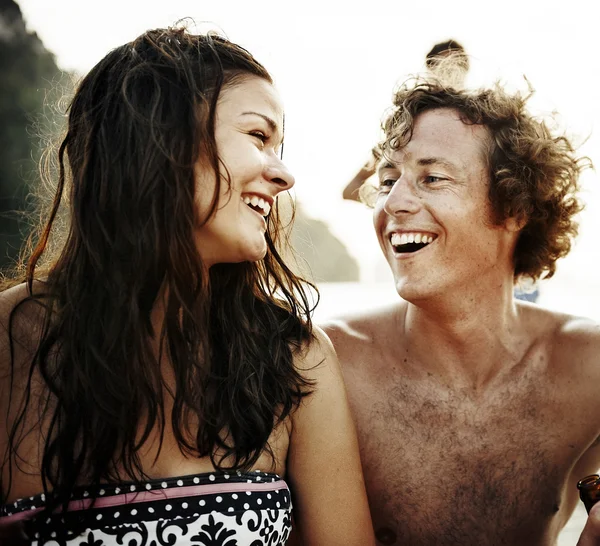 Dulce pareja en la playa — Foto de Stock