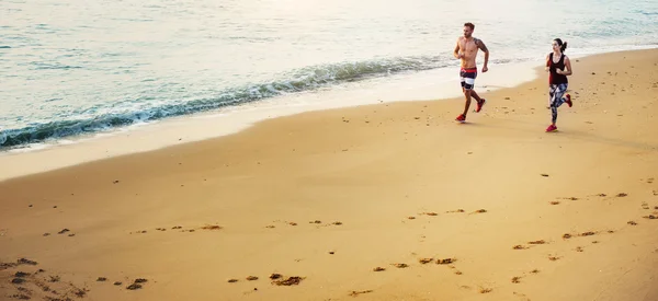 Osób prowadzących na plaży — Zdjęcie stockowe