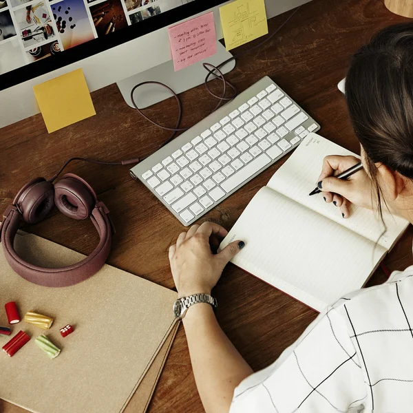 Femme travaillant au bureau — Photo