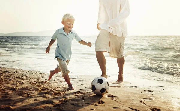 Vater und Sohn spielen mit Ball — Stockfoto