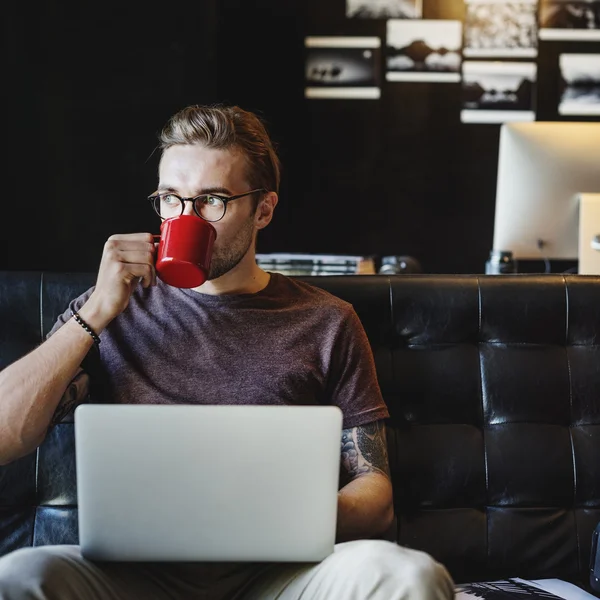 Fotograf arbeitet mit Laptop im Studio — Stockfoto