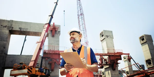 Construção Trabalhador hospedado no canteiro de obras — Fotografia de Stock