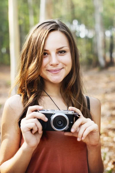Flicka resa med kamera — Stockfoto
