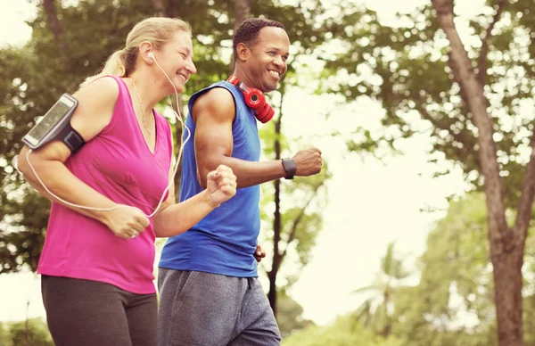 Couple sportif courir à l'extérieur — Photo