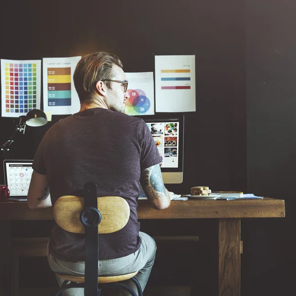 Fotograf arbetar med laptop i studio — Stockfoto