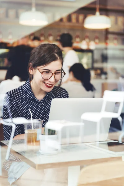 Wanita muda cantik dengan laptop — Stok Foto