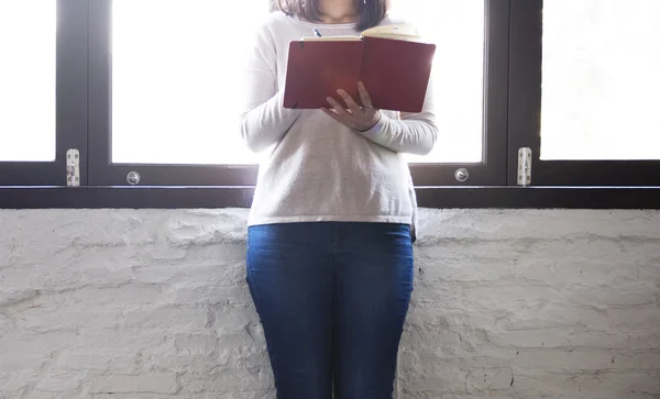 Mujer con diario en las manos — Foto de Stock