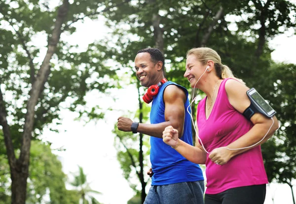 Couple sportif courir à l'extérieur — Photo